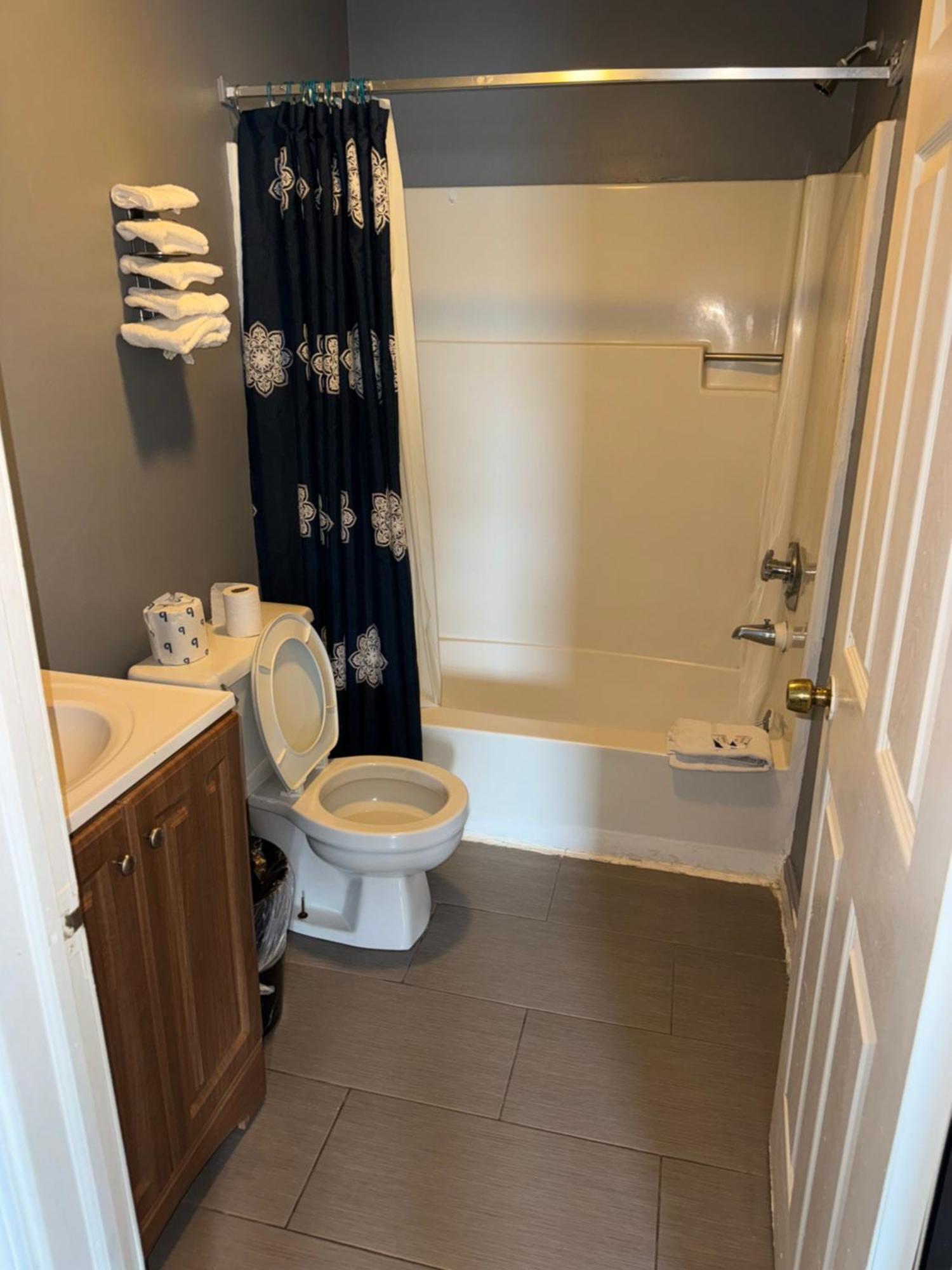 12 Ashworth Ave Suites Hampton Buitenkant foto